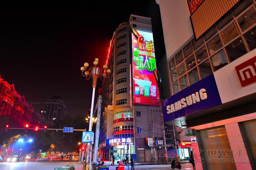 都市巨影 以光為筆，點(diǎn)亮城市夜空——H1都市巨影QJQ-325系列戶外大樓投影機(jī)解析